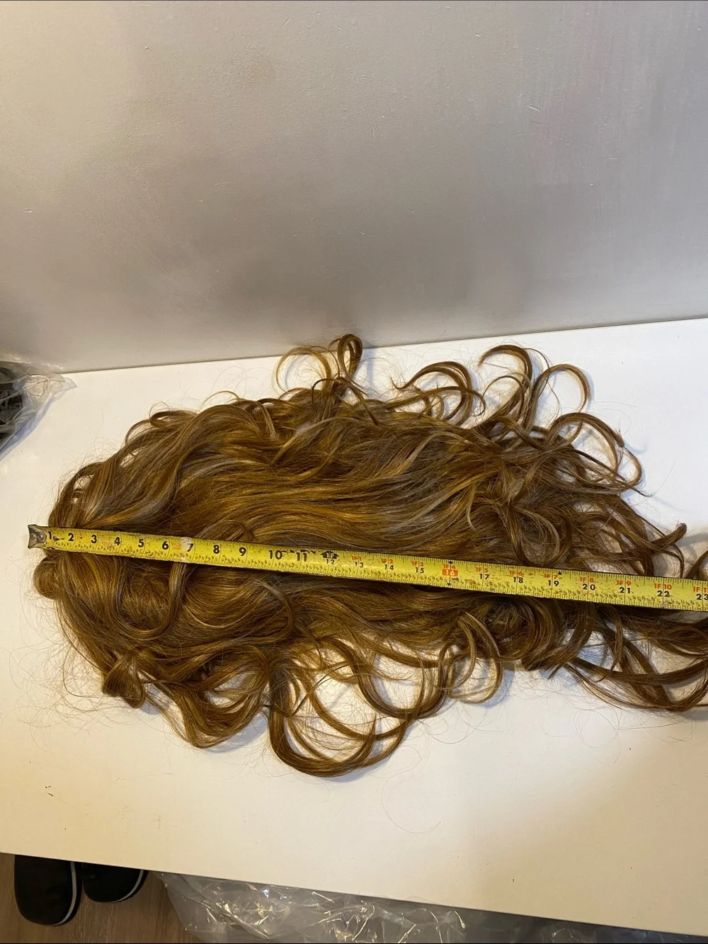 SHAKE & GO Women's Long Wavy Synthetic Wig in Light Ginger Brown